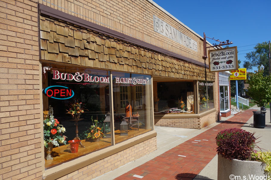 Bud and Bloom Florist and Gifts in Mooresville, Indiana