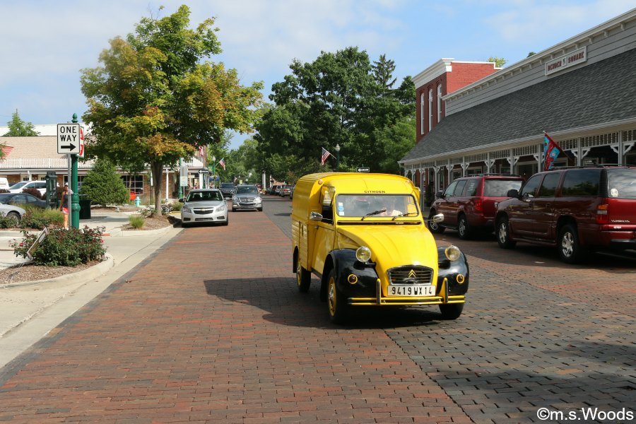 Street view of the main street in Zionsville, Indiana