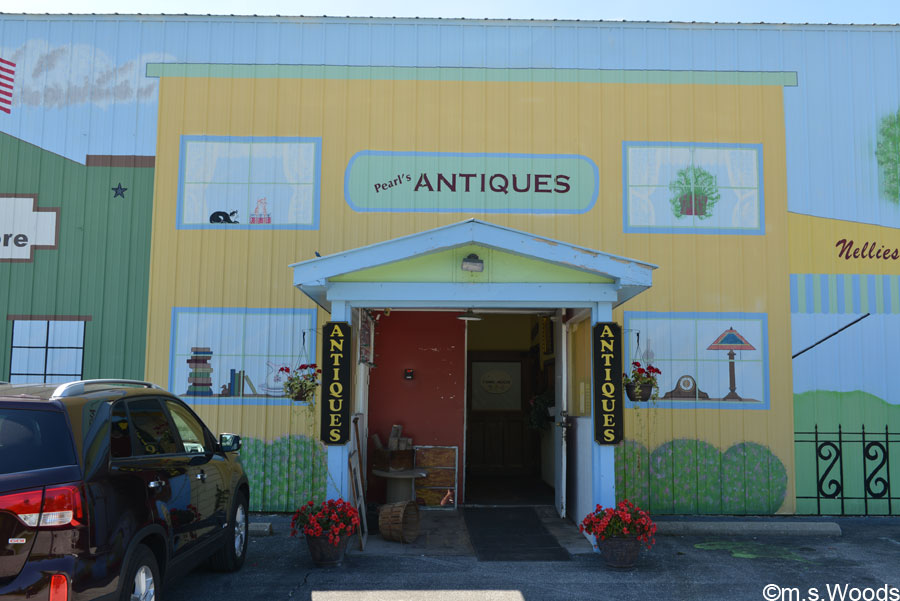 Outside view of Pearls Antiques in Westfield, Indiana